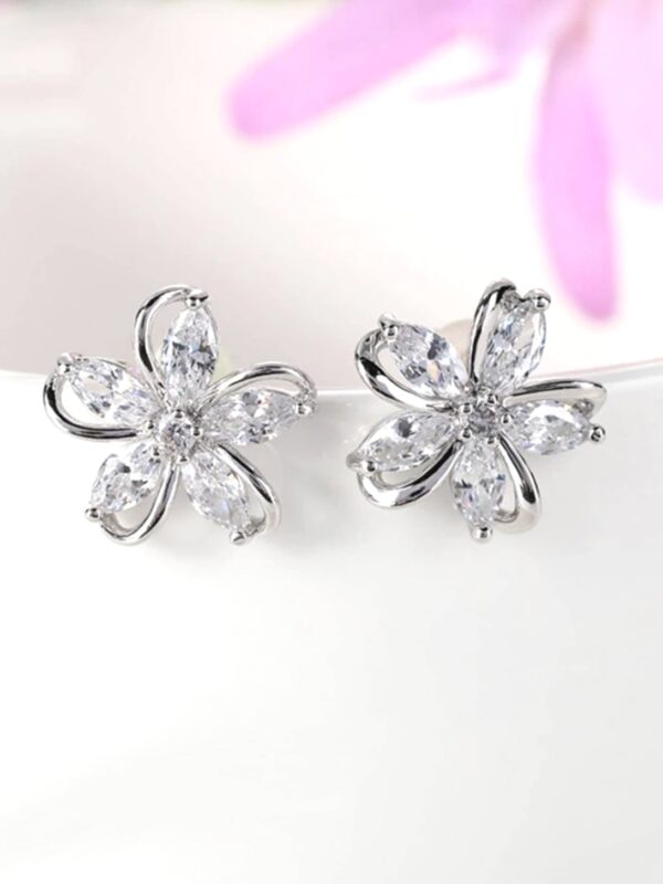 Brinco Flor Prata com Strass