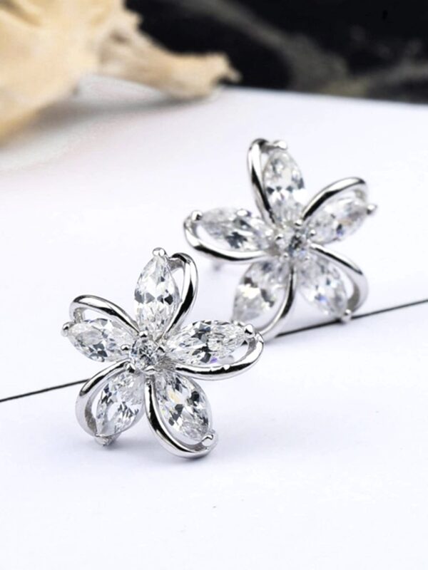 Brinco Flor Prata com Strass - Imagem 3