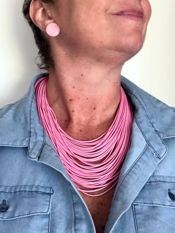 Colar e Brincos Fios Rosa Claro - Imagem 3